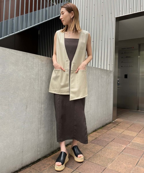 Settimissimo（セッティミッシモ）の「フェイクレザー切替ジレ（ベスト・レディース・ベージュ/ブラック・FREE）」の4枚目の写真