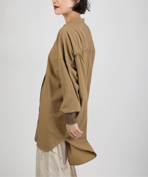 PICCIN（ピッチン）の「袖リブバックギャザーシャツ（シャツ/ブラウス・レディース・ブラック/モカ/キャメル・M）」の7枚目の写真