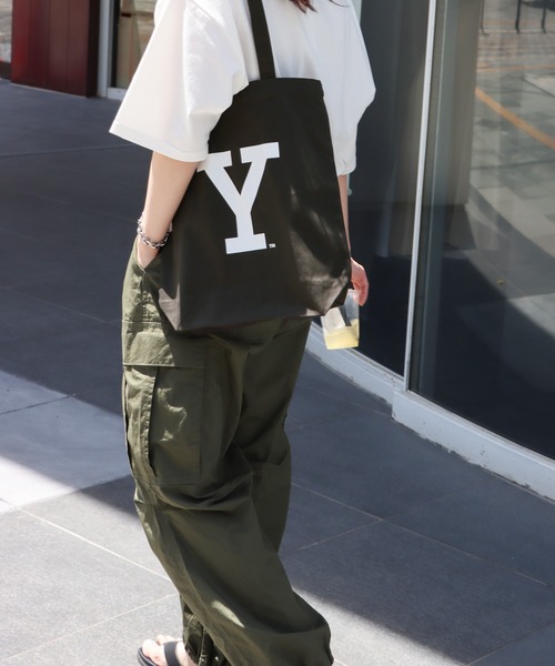 COURO（コウロ）の「YALE Logo Tote Bag ロゴプリントトートバッグ（トートバッグ・レディース・アイボリー/グレー系/スミクロ/グレー/キナリ/ネイビー・FREE）」の3枚目の写真