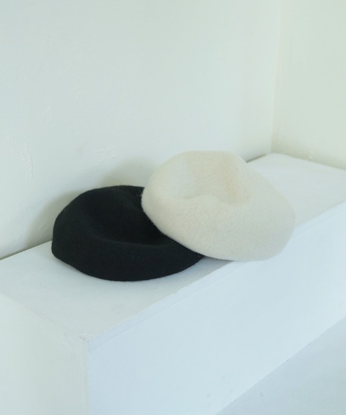TINA：JOJUN（ティーナジョジュン）の「チャーム付き フェルトベレー帽 TINA：JOJUN（ハンチング/ベレー帽・レディース・アイボリー/ブラック/オレンジ・F）」の4枚目の写真