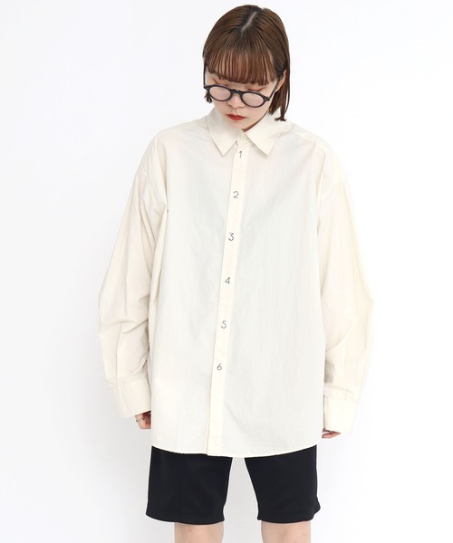 I am I in fact...（アイアムアイインファクト）の「数字刺繍　ビッグシャツ（シャツ/ブラウス・レディース・ベージュ/サックスブルー・FREE）」の12枚目の写真
