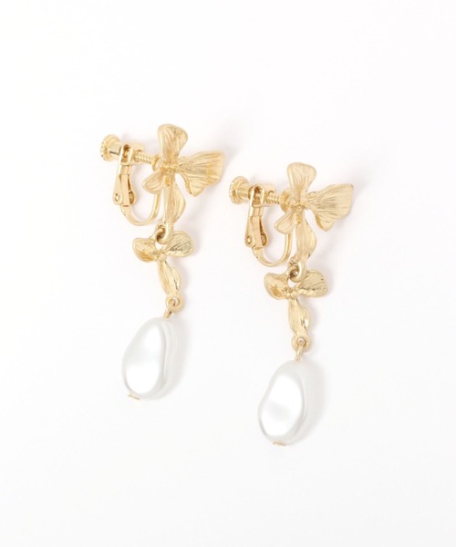 studio CLIP（スタディオクリップ）の「2フラワーパールイヤリング《オケージョンライン》（イヤリング・レディース・その他1/その他2・FREE）」の2枚目の写真