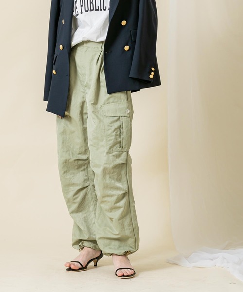 audrey and john wad（オードリーアンドジョンワッド）の「ナイロンワッシャーカーゴパンツ（カーゴパンツ・レディース・ライトベージュ/ライトカーキ・M）」の2枚目の写真