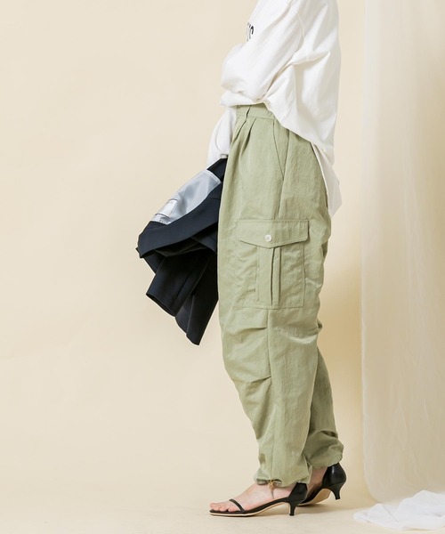 audrey and john wad（オードリーアンドジョンワッド）の「ナイロンワッシャーカーゴパンツ（カーゴパンツ・レディース・ライトベージュ/ライトカーキ・M）」の6枚目の写真