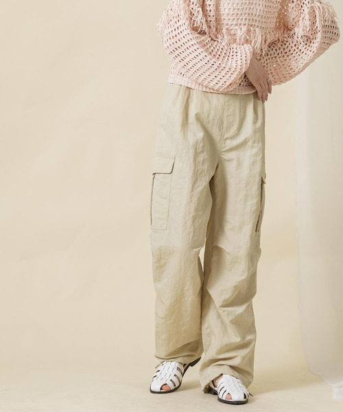 audrey and john wad（オードリーアンドジョンワッド）の「ナイロンワッシャーカーゴパンツ（カーゴパンツ・レディース・ライトベージュ/ライトカーキ・M）」の4枚目の写真