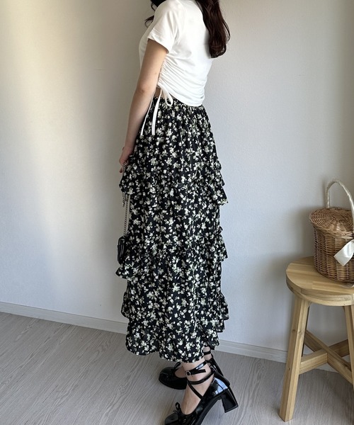 Silly(シリー)の「【韓国ファッション春コーデに◎】小花柄スリット入りティアードスカート(スカート・レディース・ブラック・FREE)」の12枚目の写真