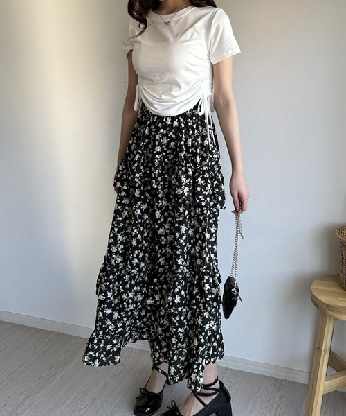 Silly(シリー)の「【韓国ファッション春コーデに◎】小花柄スリット入りティアードスカート(スカート・レディース・ブラック・FREE)」の8枚目の写真