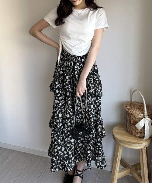 Silly(シリー)の「【韓国ファッション春コーデに◎】小花柄スリット入りティアードスカート(スカート・レディース・ブラック・FREE)」の2枚目の写真