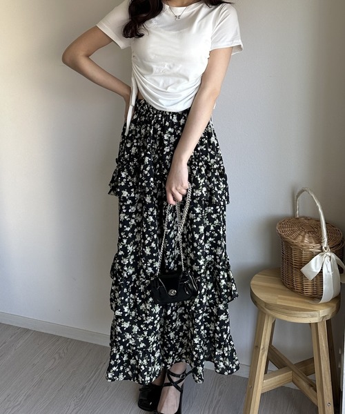 Silly(シリー)の「【韓国ファッション春コーデに◎】小花柄スリット入りティアードスカート(スカート・レディース・ブラック・FREE)」の4枚目の写真