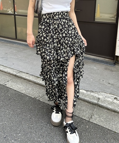 Silly(シリー)の「【韓国ファッション春コーデに◎】小花柄スリット入りティアードスカート(スカート・レディース・ブラック・FREE)」の19枚目の写真