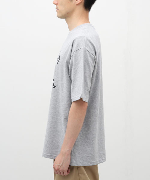 B.C STOCK（ベーセーストック）の「カレッジロゴ Tシャツ ”REFINED GARMENT”（Tシャツ/カットソー・メンズ・ブルー系その他/ホワイト/チャコールグレー/ベージュ・MEDIUM/LARGE）」の6枚目の写真