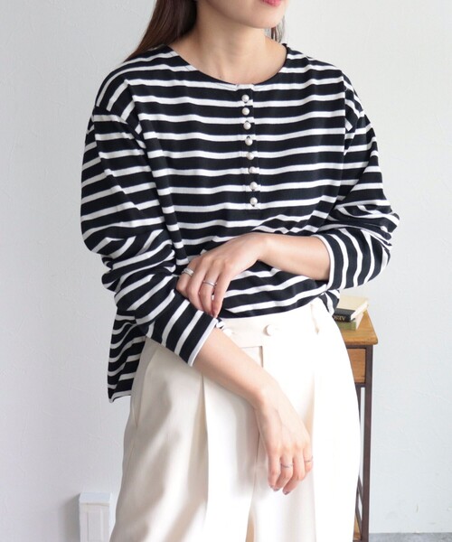 fredy emue（フレディエミュ）の「ボーダーパール釦ヘンリープルオーバー（Tシャツ/カットソー・レディース・ブラック系その他/ブルー系その他/レッド系その他・38）」の2枚目の写真