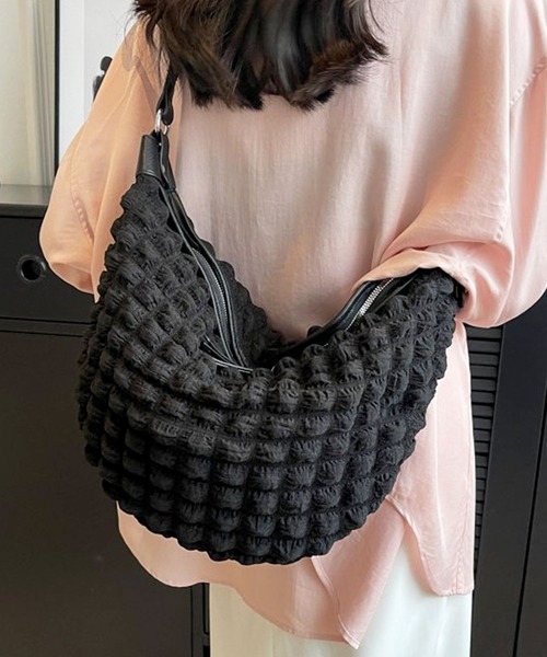 florist（フローリスト）の「【2WAY】レザーショルダー×ぽこぽこポップコーンのハーフムーンバッグ/メッセンジャーバッグ/ショルダーバッグ（メッセンジャーバッグ・レディース・ブラック/オフホワイト/グリーン・FREE）」の7枚目の写真