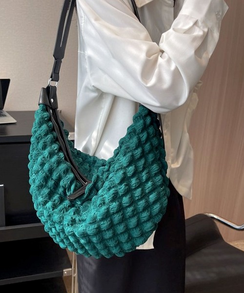 florist（フローリスト）の「【2WAY】レザーショルダー×ぽこぽこポップコーンのハーフムーンバッグ/メッセンジャーバッグ/ショルダーバッグ（メッセンジャーバッグ・レディース・ブラック/オフホワイト/グリーン・FREE）」の6枚目の写真