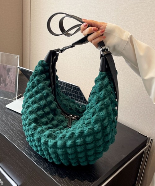 florist（フローリスト）の「【2WAY】レザーショルダー×ぽこぽこポップコーンのハーフムーンバッグ/メッセンジャーバッグ/ショルダーバッグ（メッセンジャーバッグ・レディース・ブラック/オフホワイト/グリーン・FREE）」の9枚目の写真