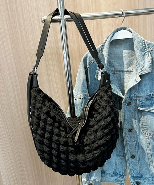 florist（フローリスト）の「【2WAY】レザーショルダー×ぽこぽこポップコーンのハーフムーンバッグ/メッセンジャーバッグ/ショルダーバッグ（メッセンジャーバッグ・レディース・ブラック/オフホワイト/グリーン・FREE）」の11枚目の写真