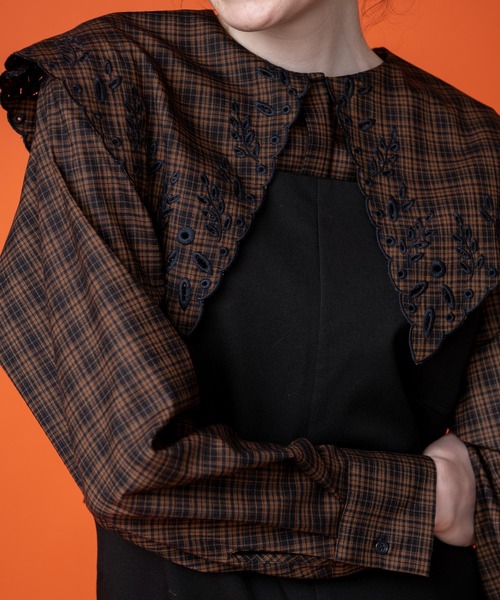 COMMRE（コムル）の「刺繍ビッグカラーブラウス（シャツ/ブラウス・レディース・ブラウン系その他/ブラック/ホワイト・FREE）」の8枚目の写真