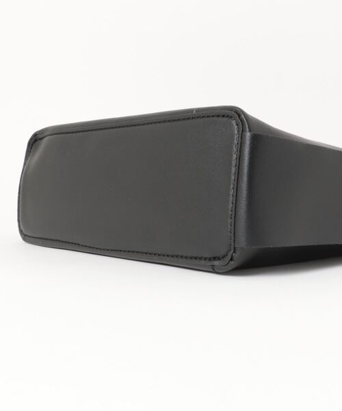 Q（キュー）の「フェイクレザーバケットバッグ（トートバッグ・レディース・キャメル/ブラック・MEDIUM）」の7枚目の写真