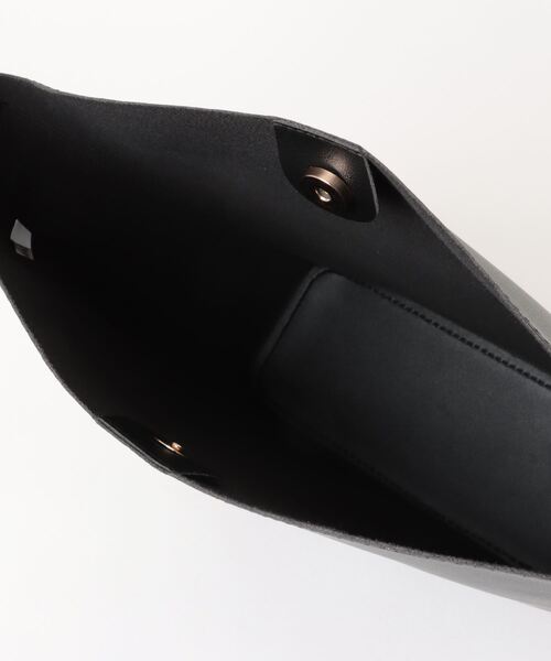 Q（キュー）の「フェイクレザーバケットバッグ（トートバッグ・レディース・キャメル/ブラック・MEDIUM）」の8枚目の写真