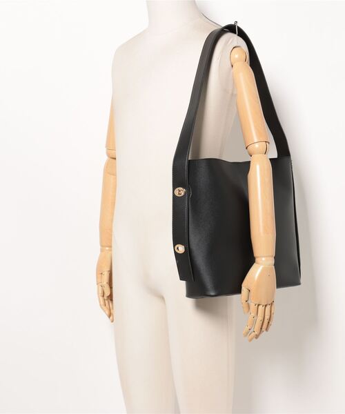 Q（キュー）の「フェイクレザーバケットバッグ（トートバッグ・レディース・キャメル/ブラック・MEDIUM）」の3枚目の写真