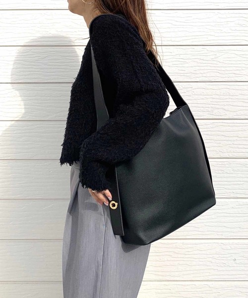 Q（キュー）の「フェイクレザーバケットバッグ（トートバッグ・レディース・キャメル/ブラック・MEDIUM）」の10枚目の写真