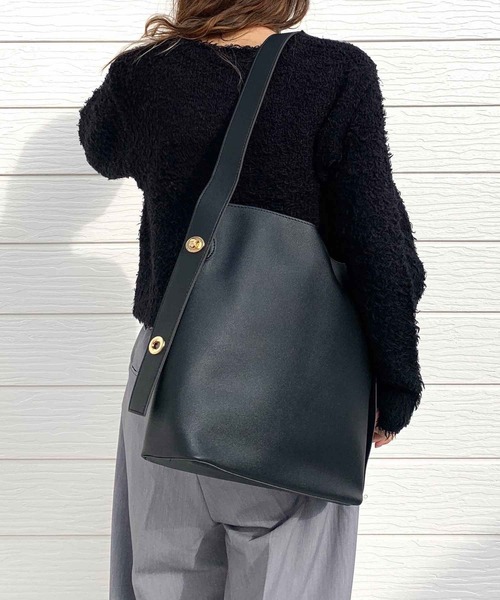 Q（キュー）の「フェイクレザーバケットバッグ（トートバッグ・レディース・キャメル/ブラック・MEDIUM）」の11枚目の写真