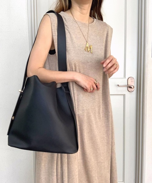 Q（キュー）の「フェイクレザーバケットバッグ（トートバッグ・レディース・キャメル/ブラック・MEDIUM）」の14枚目の写真