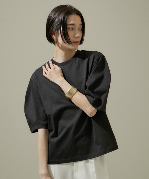 SALON adam et rope'（サロン アダム エ ロペ）の「【WEB限定】フォルムスリーブクルーネックTシャツ【接触冷感・UVケア】（Tシャツ/カットソー・レディース・ブラック/ブルー系その他4/ブラウン系その他2/ホワイト/チャコールグレー/ホワイト系その他2・FREE）」の4枚目の写真