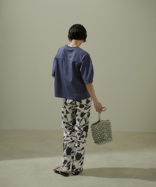 SALON adam et rope'（サロン アダム エ ロペ）の「【WEB限定】フォルムスリーブクルーネックTシャツ【接触冷感・UVケア】（Tシャツ/カットソー・レディース・ブラック/ブルー系その他4/ブラウン系その他2/ホワイト/チャコールグレー/ホワイト系その他2・FREE）」の20枚目の写真