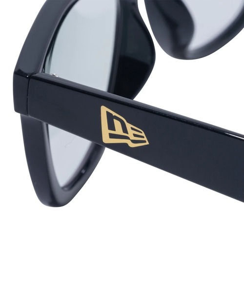 NEW ERA（ニューエラ）の「NEW ERA/ニューエラ サングラス ウェリントン 調光 スクエアレンズ シャイニーブラックフレーム フォトクロミックグレー 14109988（サングラス・メンズ・ブラック・FREE）」の4枚目の写真