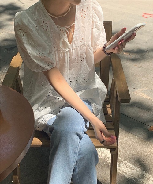 gossip！ロサンゼルス（ゴシップロサンゼルス）の「Y2K 総レースパフスリーブ　Vネックブラウス（Tシャツ/カットソー・レディース・ホワイト・FREE）」の3枚目の写真