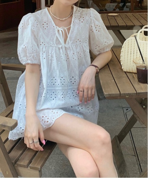 gossip！ロサンゼルス（ゴシップロサンゼルス）の「Y2K 総レースパフスリーブ　Vネックブラウス（Tシャツ/カットソー・レディース・ホワイト・FREE）」の4枚目の写真