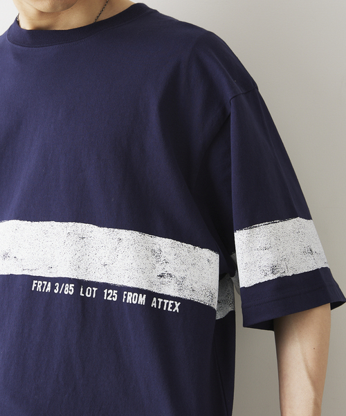 ARMY TWILL(アーミーツイル)の「ARMY TWILL / アーミーツイル 別注 18/OE PRINT Tee(Tシャツ/カットソー・メンズ・ブラック系その他/グレー/ブラック/カーキ/ホワイト/ホワイト系その他/ライトグリーン/ネイビー・MEDIUM/LARGE)」の1枚目の写真