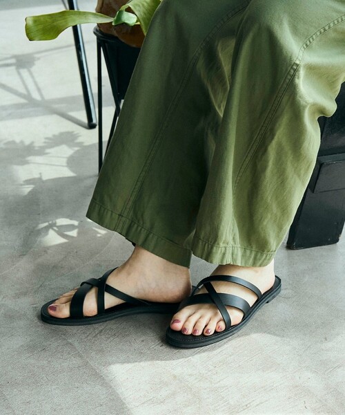 coen（コーエン）の「クロスストラップフラットサンダル（WEB限定サイズ）（サンダル・レディース・シルバー/ブラック・24.5cm/23.5cm/22.5cm）」の2枚目の写真