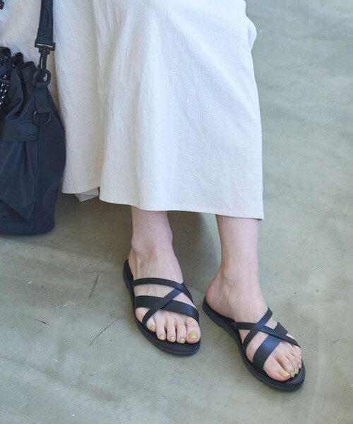 coen（コーエン）の「クロスストラップフラットサンダル（WEB限定サイズ）（サンダル・レディース・シルバー/ブラック・24.5cm/23.5cm/22.5cm）」の7枚目の写真