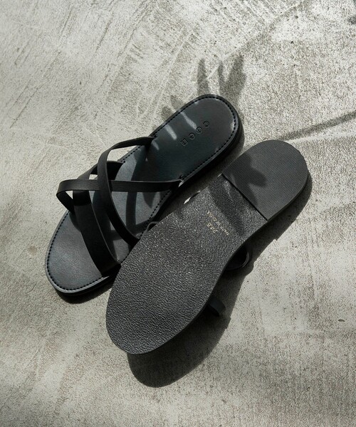 coen（コーエン）の「クロスストラップフラットサンダル（WEB限定サイズ）（サンダル・レディース・シルバー/ブラック・24.5cm/23.5cm/22.5cm）」の10枚目の写真