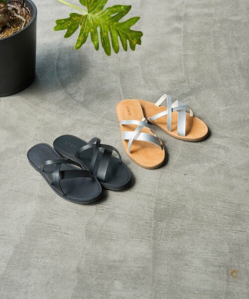 coen（コーエン）の「クロスストラップフラットサンダル（WEB限定サイズ）（サンダル・レディース・シルバー/ブラック・24.5cm/23.5cm/22.5cm）」の11枚目の写真