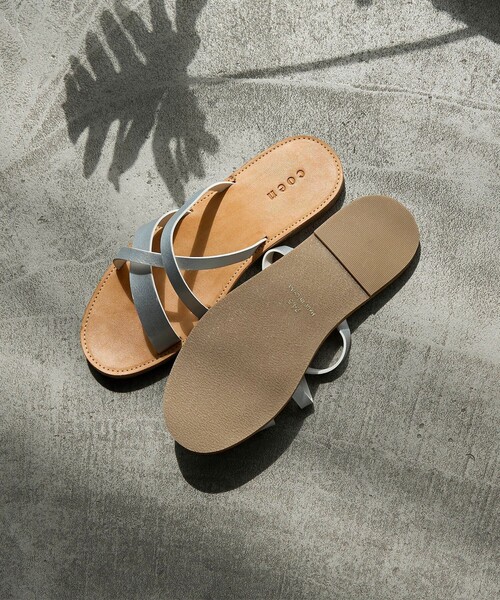 coen（コーエン）の「クロスストラップフラットサンダル（WEB限定サイズ）（サンダル・レディース・シルバー/ブラック・24.5cm/23.5cm/22.5cm）」の17枚目の写真