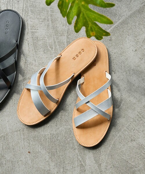 coen（コーエン）の「クロスストラップフラットサンダル（WEB限定サイズ）（サンダル・レディース・シルバー/ブラック・24.5cm/23.5cm/22.5cm）」の21枚目の写真