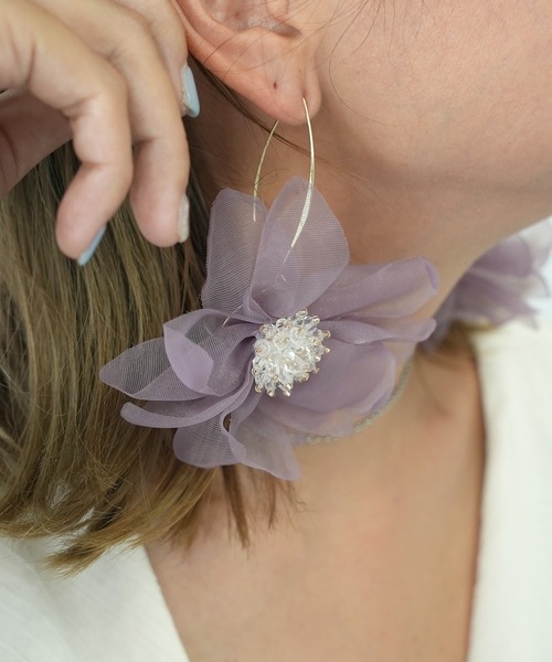 c.u.l（シーユーエル）の「ボリュームシフォンフラワー フックピアス（両耳用） cula885（ピアス（両耳用）・レディース・ブラック/ホワイト/パープル・FREE）」の2枚目の写真