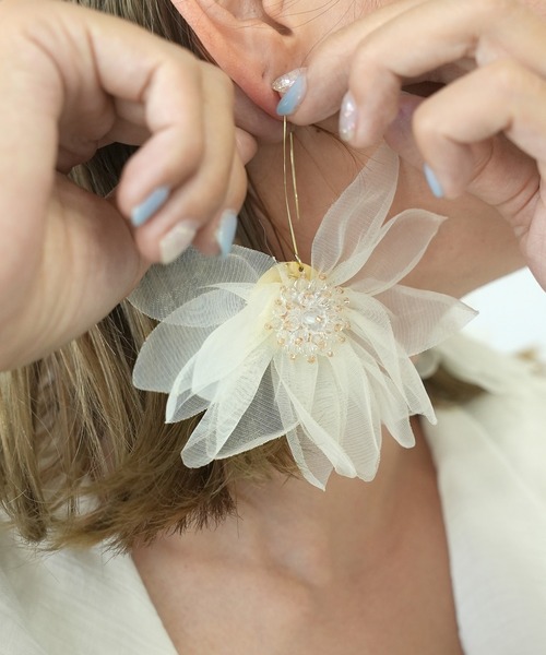 c.u.l（シーユーエル）の「ボリュームシフォンフラワー フックピアス（両耳用） cula885（ピアス（両耳用）・レディース・ブラック/ホワイト/パープル・FREE）」の4枚目の写真