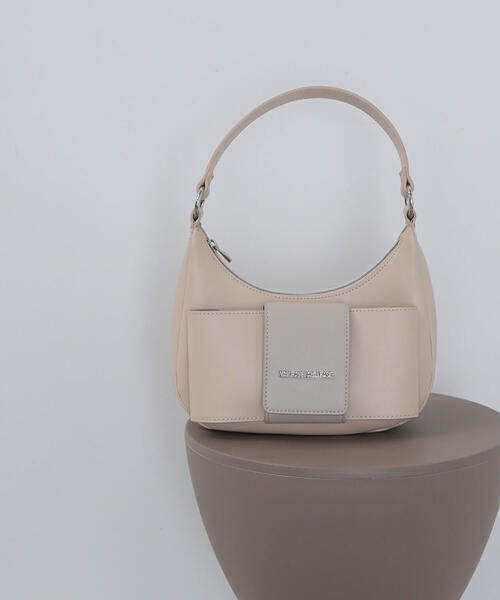 NATURAL BEAUTY BASIC（ナチュラルビューティーベーシック）の「◇【Oggi掲載】リボンフラップワンショルダー（ショルダーバッグ・レディース・オフホワイト/ブラック・ﾌﾘ-）」の5枚目の写真