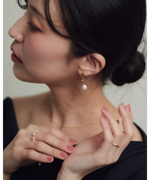 ChooMia(チュミア)の「アシンメトリーノットライン淡水バロックパールピアス(ピアス(両耳用)・レディース・ゴールド・FREE)」の5枚目の写真