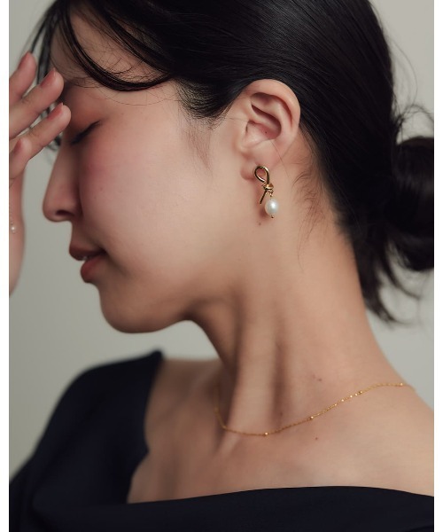 ChooMia(チュミア)の「アシンメトリーノットライン淡水バロックパールピアス(ピアス(両耳用)・レディース・ゴールド・FREE)」の6枚目の写真