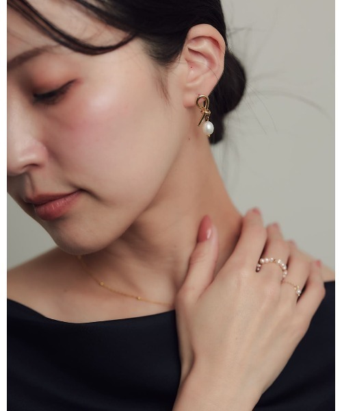 ChooMia(チュミア)の「アシンメトリーノットライン淡水バロックパールピアス(ピアス(両耳用)・レディース・ゴールド・FREE)」の7枚目の写真