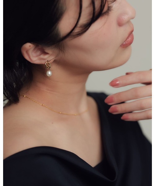 ChooMia(チュミア)の「アシンメトリーノットライン淡水バロックパールピアス(ピアス(両耳用)・レディース・ゴールド・FREE)」の8枚目の写真