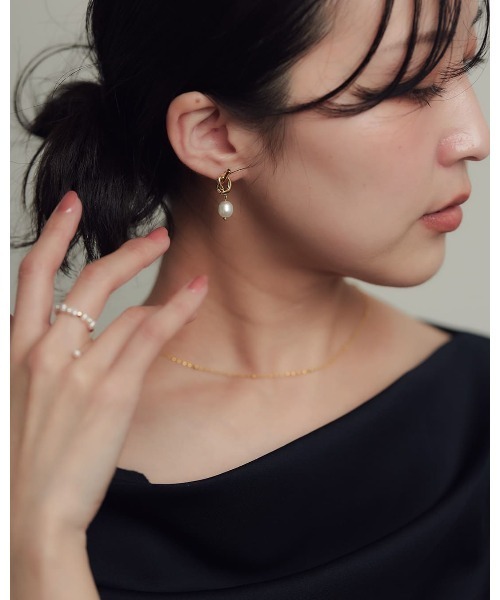 ChooMia(チュミア)の「アシンメトリーノットライン淡水バロックパールピアス(ピアス(両耳用)・レディース・ゴールド・FREE)」の9枚目の写真