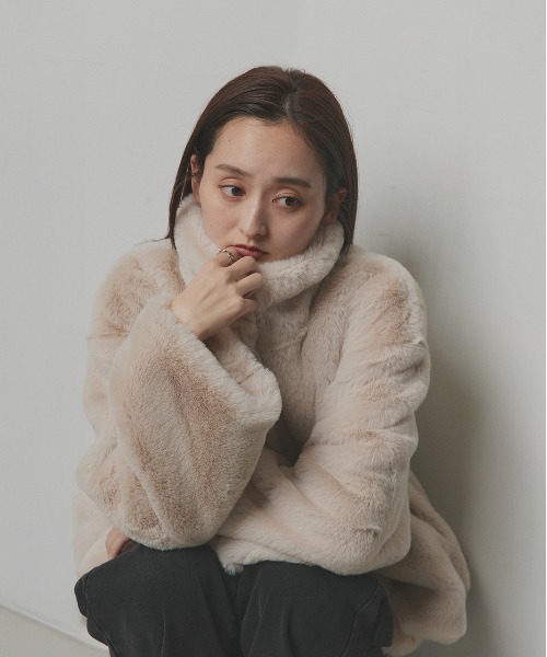 ad thie（アドティエ）の「スタンドカラー フェイクファーコート