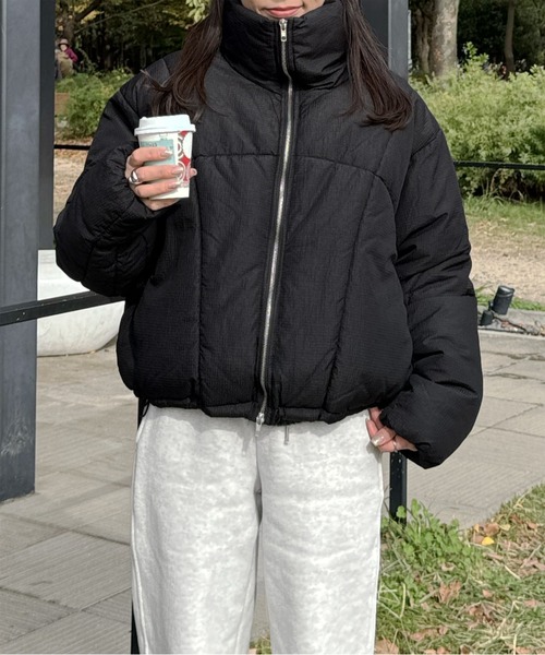 LE MORE（リモア）の「スタンドカラーダウンジャケット（ダウンジャケット/コート・レディース・ブラック/アイボリー・FREE）」の8枚目の写真