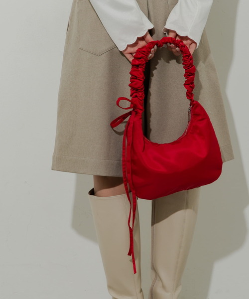 SMELLY（スメリー）の「ギャザーワンハンドルバッグ（ハンドバッグ・レディース・アイボリー/ブラック/レッド・-）」の3枚目の写真